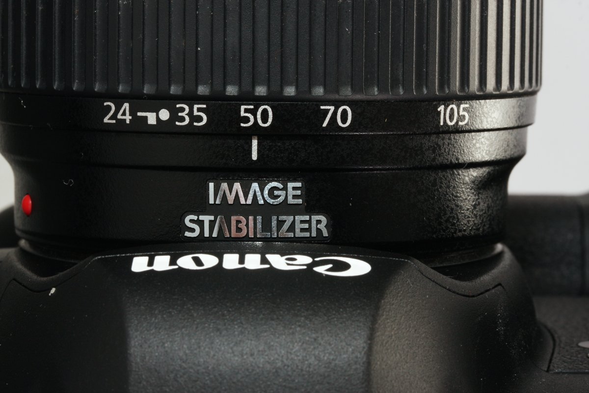 De aanduiding van de brandpuntsafstanden op een zoomlens, 24 – 105 mm.