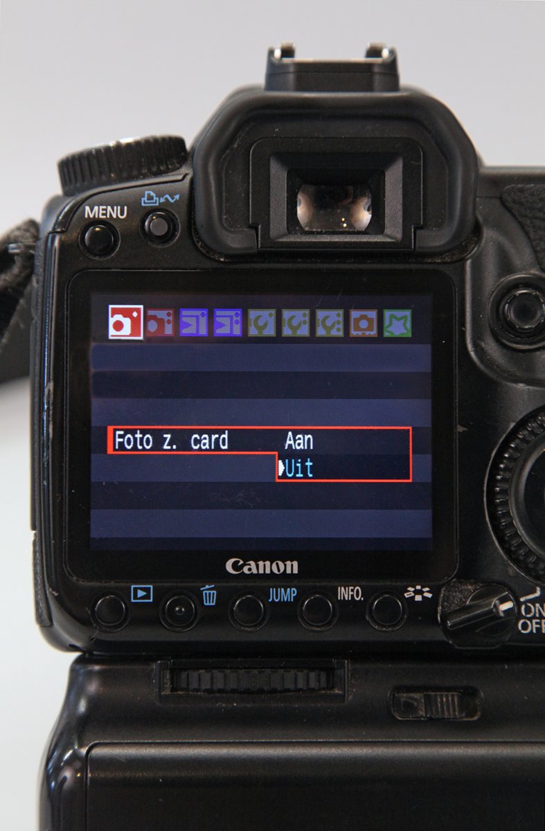 De mogelijkheid om foto’s te maken zonder dat er een opslagkaart in de camera zit, kun je beter uit zetten.
