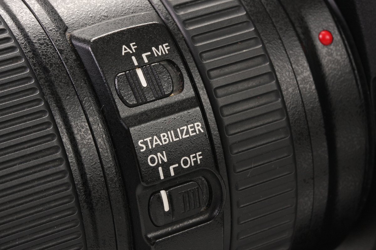 Zet de lens op autofocus (AF) om mee te beginnen, de ‘Image Stabilizer’ zorgt dat je minder snel een statief nodig hebt, dus die mag – indien aanwezig - ook aan.