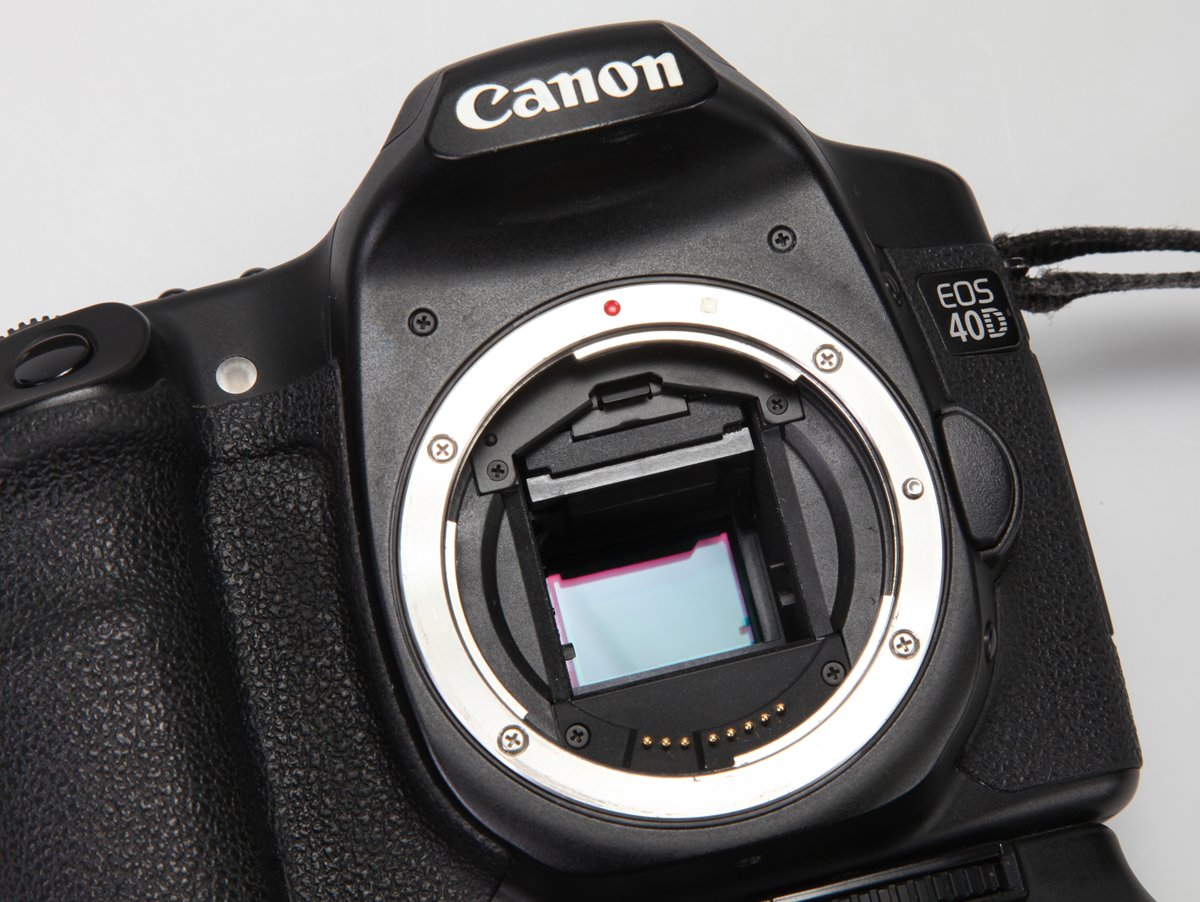 De camerasensor wordt zichtbaar wanneer je de lens van de spiegelreflexcamera neemt en de sluiter open zet.