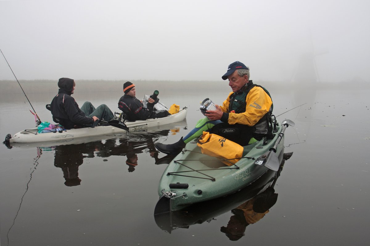 Regen, mist, wind en een schommelende boot maken een hogere gevoeligheid noodzakelijk.